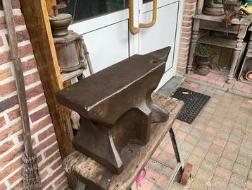 Aambeeld  beschikbaar voor biedingen