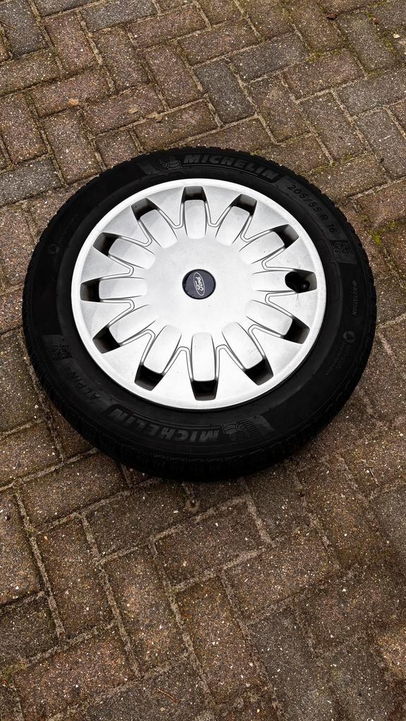 Winterbandenset met velgen 205/55R16. Incl. Ford wieldoppen, Auto diversen, Wieldoppen, Gebruikt, Ophalen of Verzenden