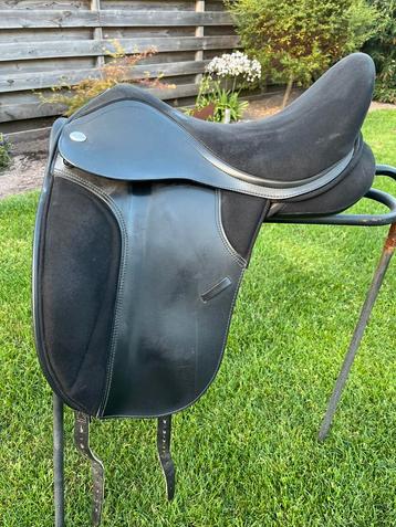 Thorowgood 17 inch dressuurzadel beschikbaar voor biedingen