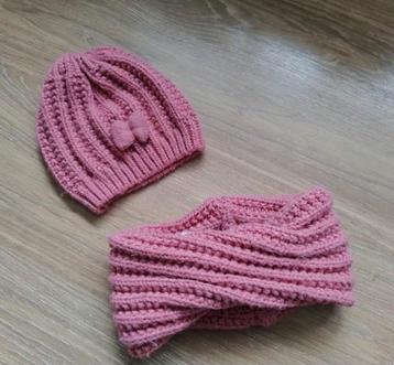 Muts en sjaal roze beschikbaar voor biedingen