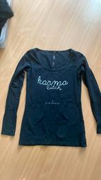Je m’appelle longsleeve Karma is a bitch M, Ophalen of Verzenden, Zo goed als nieuw, Maat 38/40 (M), Lange mouw