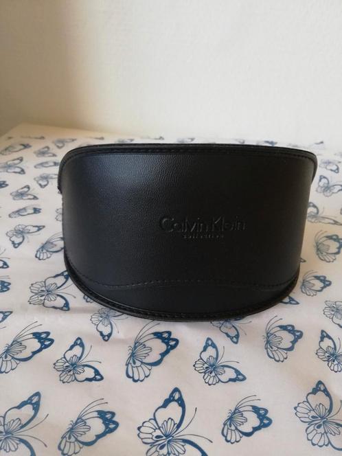 Zonnebrillen koker Calvin klein zwart leer    Nieuw, Sieraden, Tassen en Uiterlijk, Zonnebrillen en Brillen | Dames, Nieuw, Zonnebril