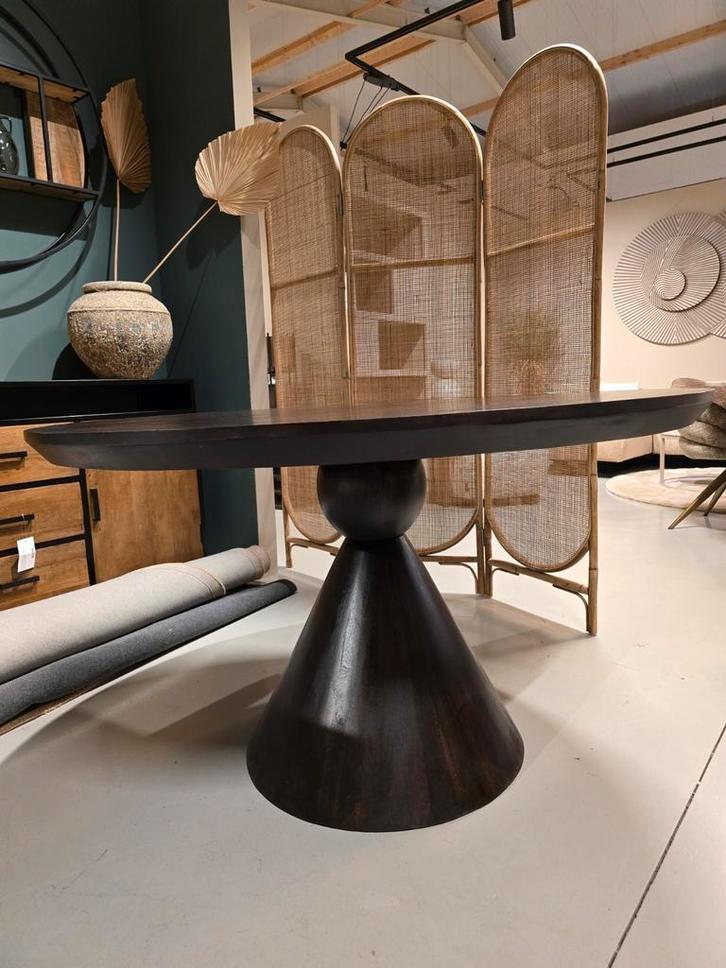 Showroommodel Eettafel Brix Balthazar Walnut | 130 cm, Huis en Inrichting, Complete eetkamers, Zo goed als nieuw, Ophalen