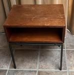 Vintage bijzettafeltje met vak op ijzeren onderstel, Antiek en Kunst, Ophalen of Verzenden