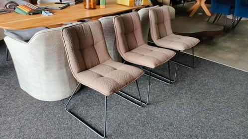 ⚠️LET OP⚠️John Miller Eetkamerstoel Mika Boucle stof Bruin, Huis en Inrichting, Stoelen, Nieuw, Drie, Hout, Kunststof, Leer, Metaal