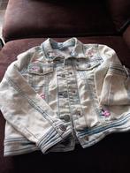 Leuk spijkerjasje, mt 122, met borduurwerk, Kinderen en Baby's, Kinderkleding | Maat 122, Ophalen, Zo goed als nieuw, Meisje, Jas