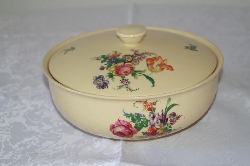 Vier schalen Petrus Regout creme kleurig Maastricht 1941., Gebruikt, Ophalen of Verzenden, Schaal of Schalen, Overige stijlen