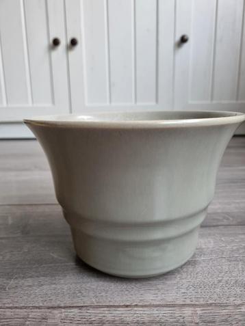 Grijze bloempot beschikbaar voor biedingen