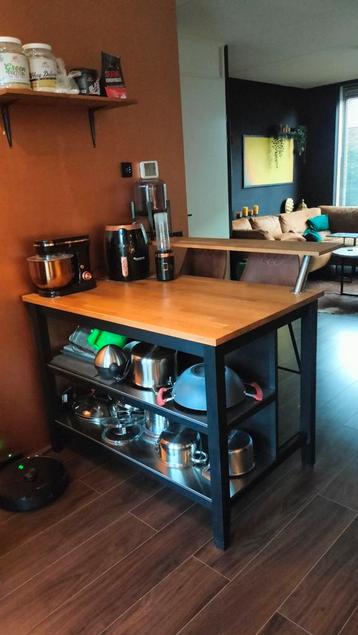 Industrieel Kookeiland met Suede Barkrukken