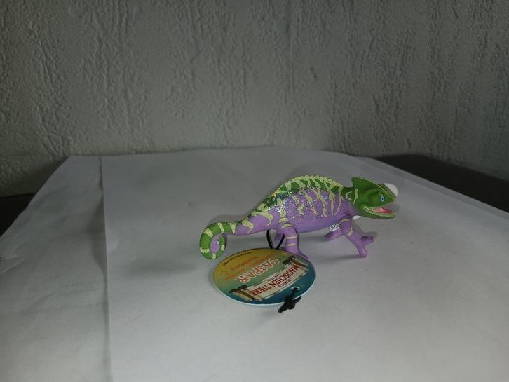 Schleich 14957 uit de serie magische dieren Caspar kameleon, Verzamelen, Dierenverzamelingen, Nieuw, Beeldje of Figuurtje, Reptiel of Amfibie