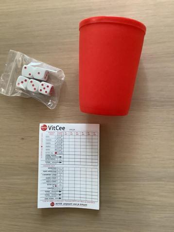 Spel met dobbelstenen met cijfers - met beker en scoreblok beschikbaar voor biedingen