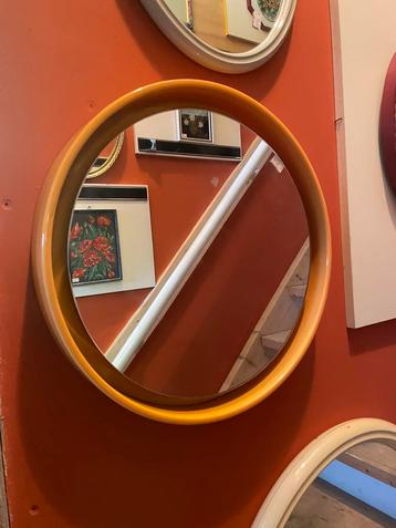 Vintage jaren 70 okergele ronde wand spiegel beschikbaar voor biedingen