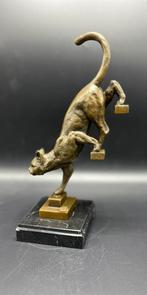 Bronzen kat die van de trap afloopt., Antiek en Kunst, Ophalen of Verzenden