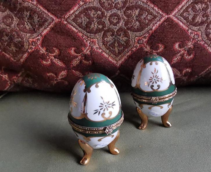Fabergé ei 2x, in de stijl van. Mooi verguld en groen Miekje, Antiek en Kunst, Antiek | Porselein, Ophalen of Verzenden