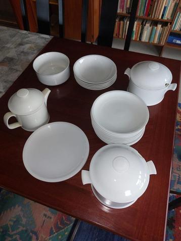 Servies Arzberg  zeer uitgebeid wit  beschikbaar voor biedingen