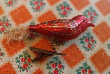 Oude rood kerst vogeltje beschikbaar voor biedingen