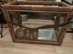 Decoratieve glazen vitrine met rieten frame, Ophalen, Zo goed als nieuw