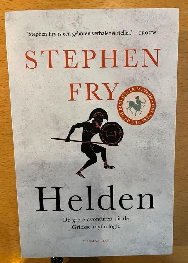 Stephen Fry - Helden, Boeken, Literatuur, Zo goed als nieuw, Ophalen of Verzenden