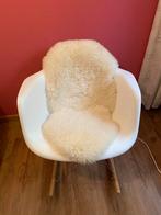 Schommelstoel met schapenvacht in nieuwstaat, Huis en Inrichting, Stoelen, Ophalen, Zo goed als nieuw, Wit, Eén