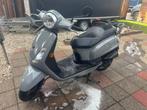 Zeer nette scooter met helm, Fietsen en Brommers, Gebruikt, Overige modellen, Maximaal 45 km/u, Ophalen of Verzenden