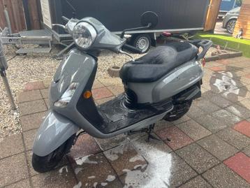 Zeer nette scooter met helm beschikbaar voor biedingen