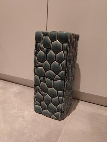 Hoge bloempot beschikbaar voor biedingen