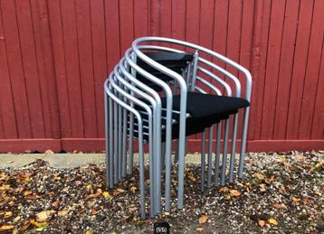 6 stuks zeldzame, stijlvolle, stapelbare fauteuils beschikbaar voor biedingen