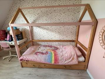 Bed huisje hout beschikbaar voor biedingen