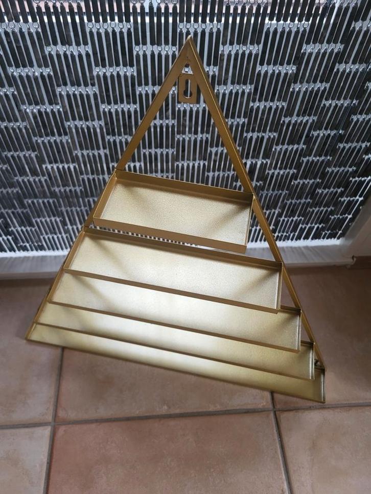 Goudkleurige driehoek wandrek / wandplank, Huis en Inrichting, Woonaccessoires | Wandplanken en Boekenplanken, Nieuw, Ophalen