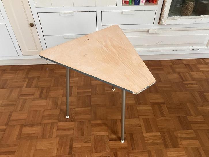 Vintage driehoekig bijzettafeltje salontafeltje retro, Huis en Inrichting, Tafels | Bijzettafels, Gebruikt, Overige vormen, 45 tot 60 cm