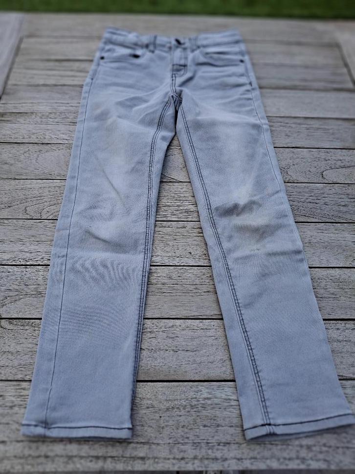 Spijkerbroek Hema lichtgrijs maat 128, Kinderen en Baby's, Kinderkleding | Maat 128, Gebruikt, Jongen, Broek, Ophalen