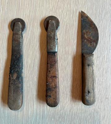 Vintage oude gereedschappen voor leerbewerking beschikbaar voor biedingen