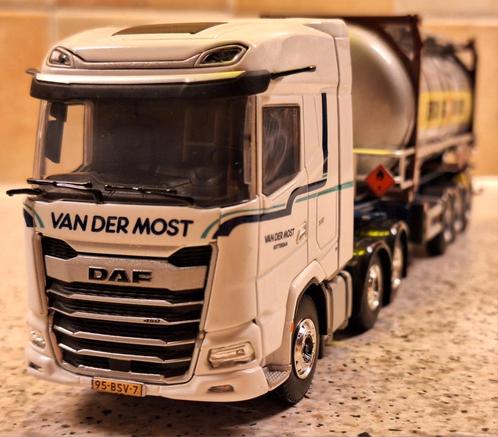DAF XG trekker met SWAB tankcontaineroplegger Van der Most, Hobby en Vrije tijd, Modelauto's | 1:50, Nieuw, Bus of Vrachtwagen