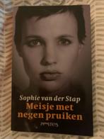 Sophie van der Stap - Meisje met negen pruiken, Boeken, Literatuur, Ophalen of Verzenden, Zo goed als nieuw, Sophie van der Stap