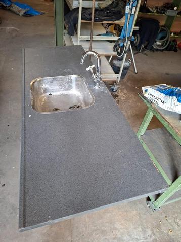 Keukenblad met spoelbak en kraan beschikbaar voor biedingen