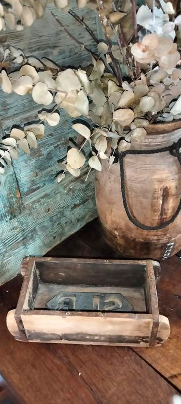 Leuke brocante steenmal afgewerkt met metaal  beschikbaar voor biedingen