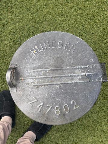 Metalen vuilnisemmer met opdruk “Nijmegen” beschikbaar voor biedingen
