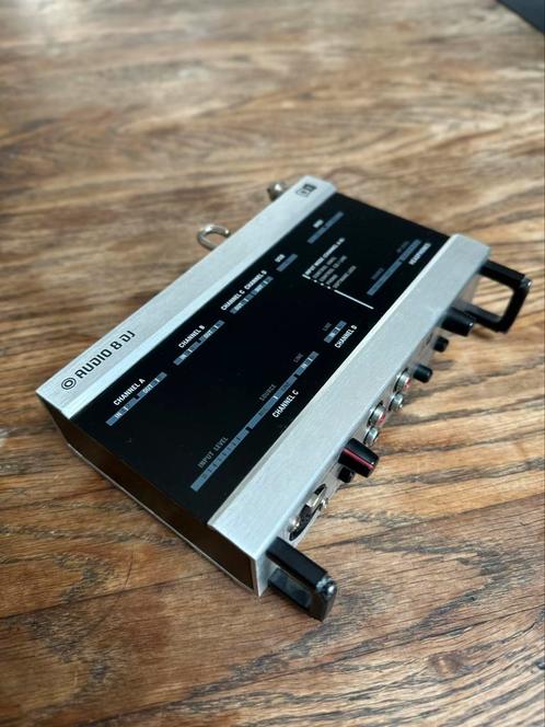 Native Instruments Audio 8 DJ Interface + 3x Tulp kabel, Computers en Software, Geluidskaarten, Gebruikt, Ophalen