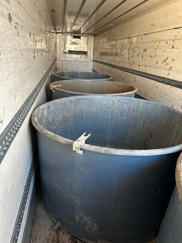 4x Kunststof bakken 2000 liter  beschikbaar voor biedingen