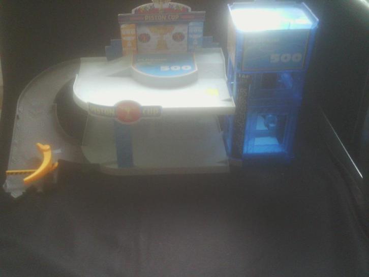 Disney Cars 3 Auto's      Florida Speedway Mega Garage, Kinderen en Baby's, Speelgoed | Speelgoedvoertuigen, Zo goed als nieuw