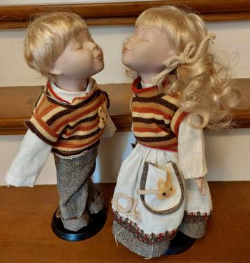 2 Poppen jongen meisje zoenend vintage  beschikbaar voor biedingen