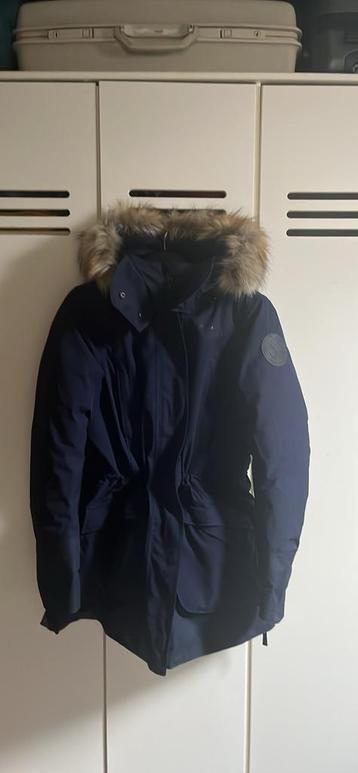 Winterjas met bontkraag beschikbaar voor biedingen