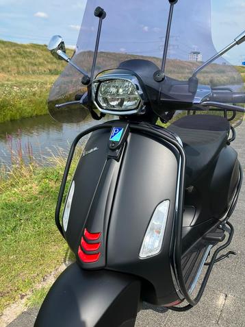 Vespa Sprint helemaal in nieuwstaat beschikbaar voor biedingen