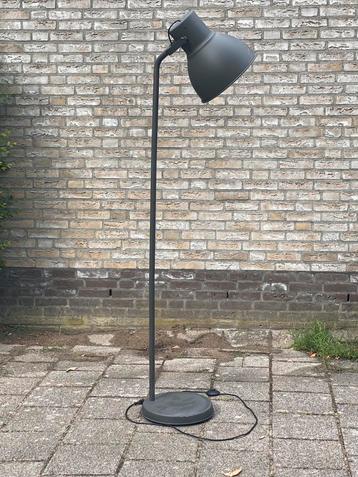 Industriele staande lamp, zwart, ikea hektar beschikbaar voor biedingen