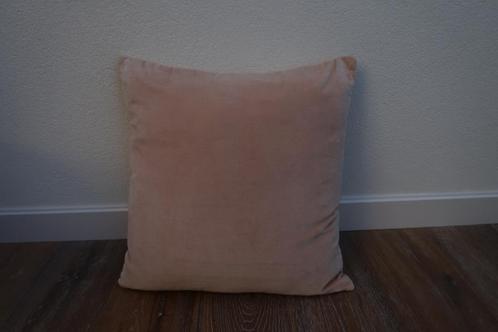 Sierkussen 50 x 50 cm in kleur perzik / zalm velvet stof, Huis en Inrichting, Woonaccessoires | Kussens, Gebruikt, Overige kleuren