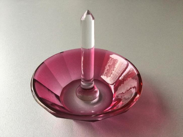 Antieke ringenhouder van cranberry glas, Antiek en Kunst, Antiek | Glas en Kristal, Ophalen of Verzenden