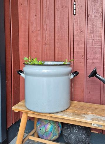 Grote emaille pot of pan gebruikt als bloempot beschikbaar voor biedingen