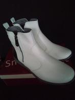 Enkelhoog LAARSJE van WIT Kunstleer met ZWARTE Accenten, 39, Wit, Lage of Enkellaarzen, Nieuw, Ophalen of Verzenden