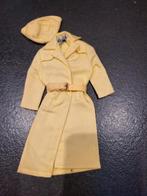 Vintage barbie regenjas, Verzamelen, Poppen, Ophalen of Verzenden, Zo goed als nieuw, Kleertjes