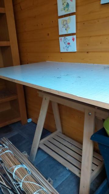Houten werktafel met schragen beschikbaar voor biedingen